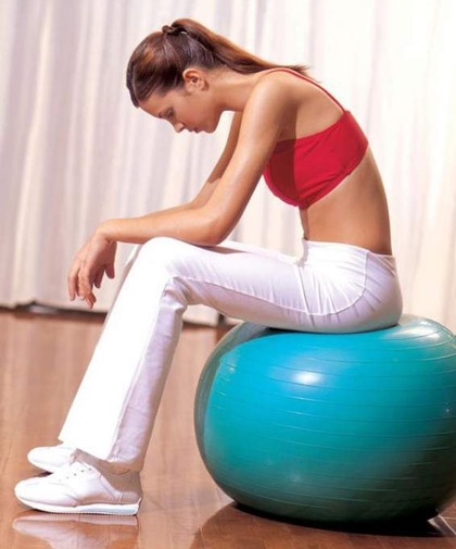 选健身球平衡操 复女性玲珑曲线